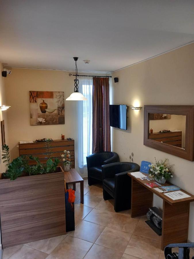 Kata Panzio Otel Oroszlány Dış mekan fotoğraf