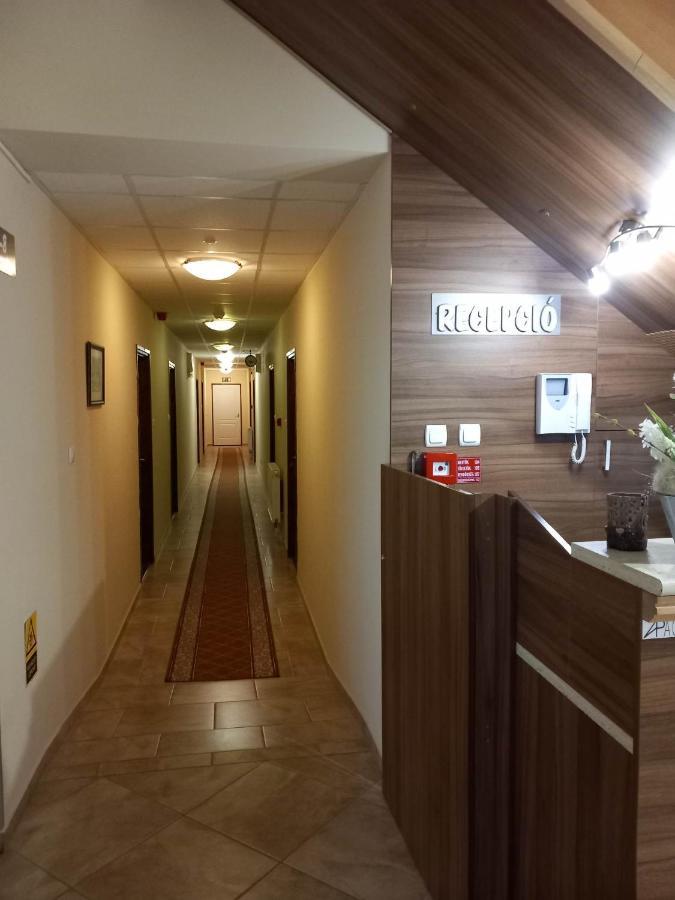 Kata Panzio Otel Oroszlány Dış mekan fotoğraf