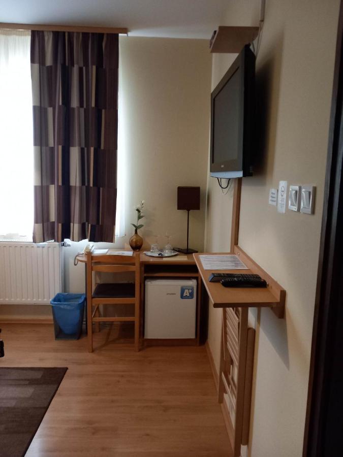 Kata Panzio Otel Oroszlány Dış mekan fotoğraf