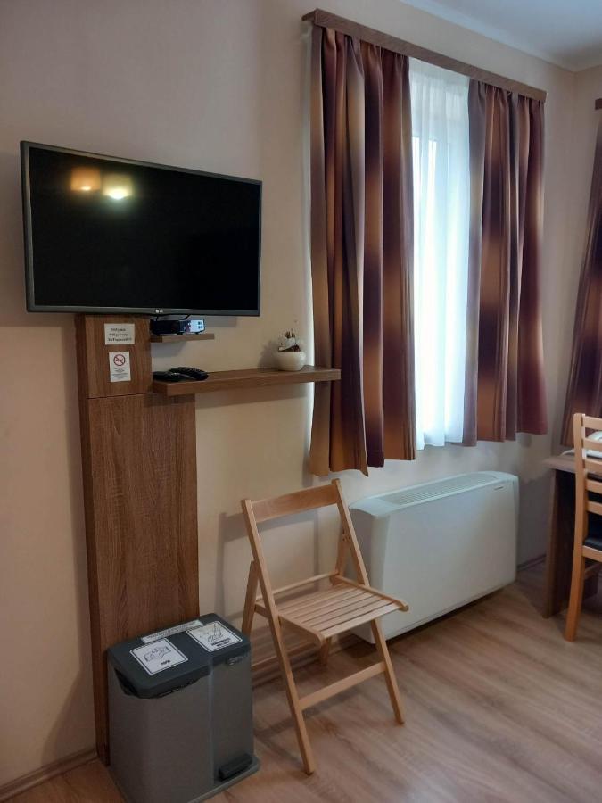 Kata Panzio Otel Oroszlány Dış mekan fotoğraf