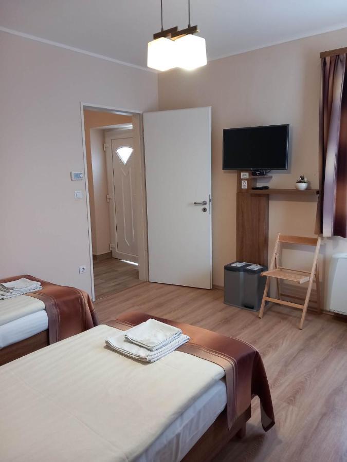 Kata Panzio Otel Oroszlány Dış mekan fotoğraf
